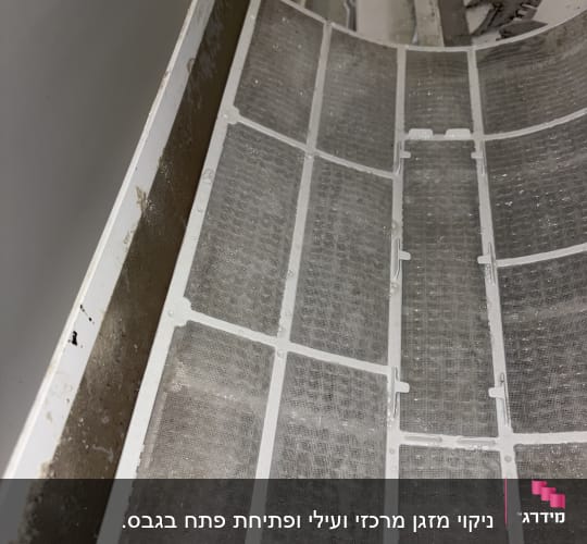 מסנן מזגן מלוכלך עם אבק ולכלוך